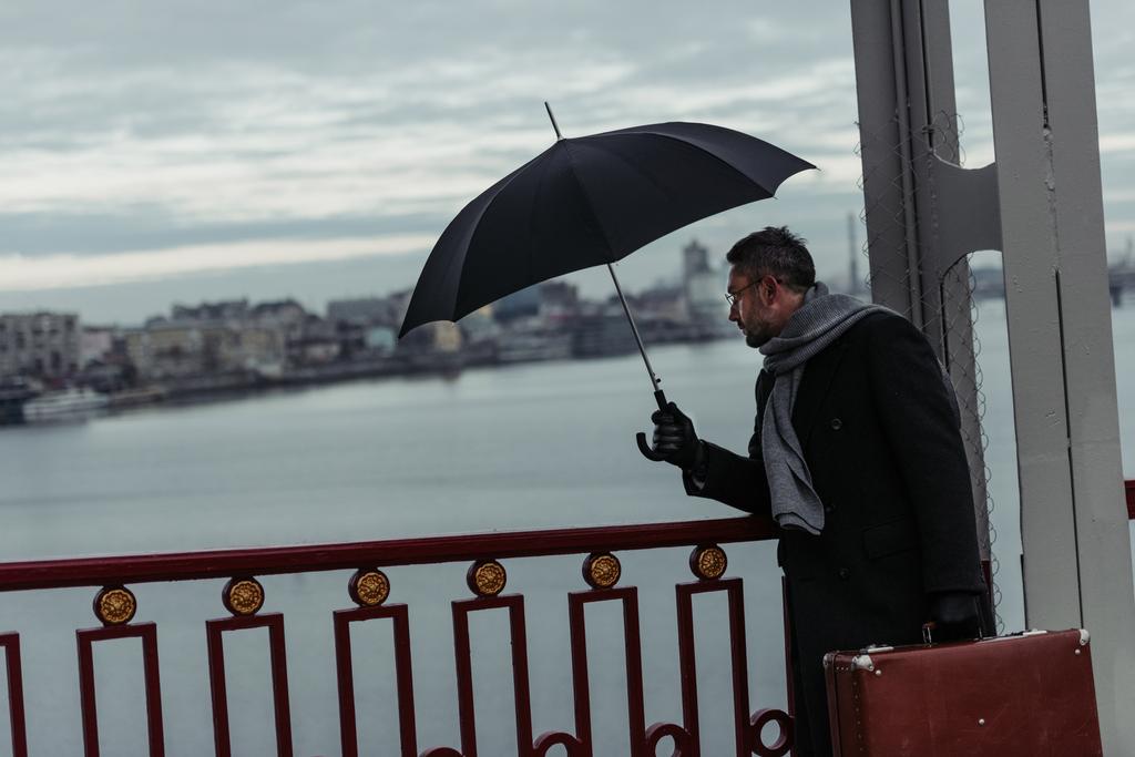aikuinen mies sateenvarjo ja matkatavarat kävely silta
 - Valokuva, kuva