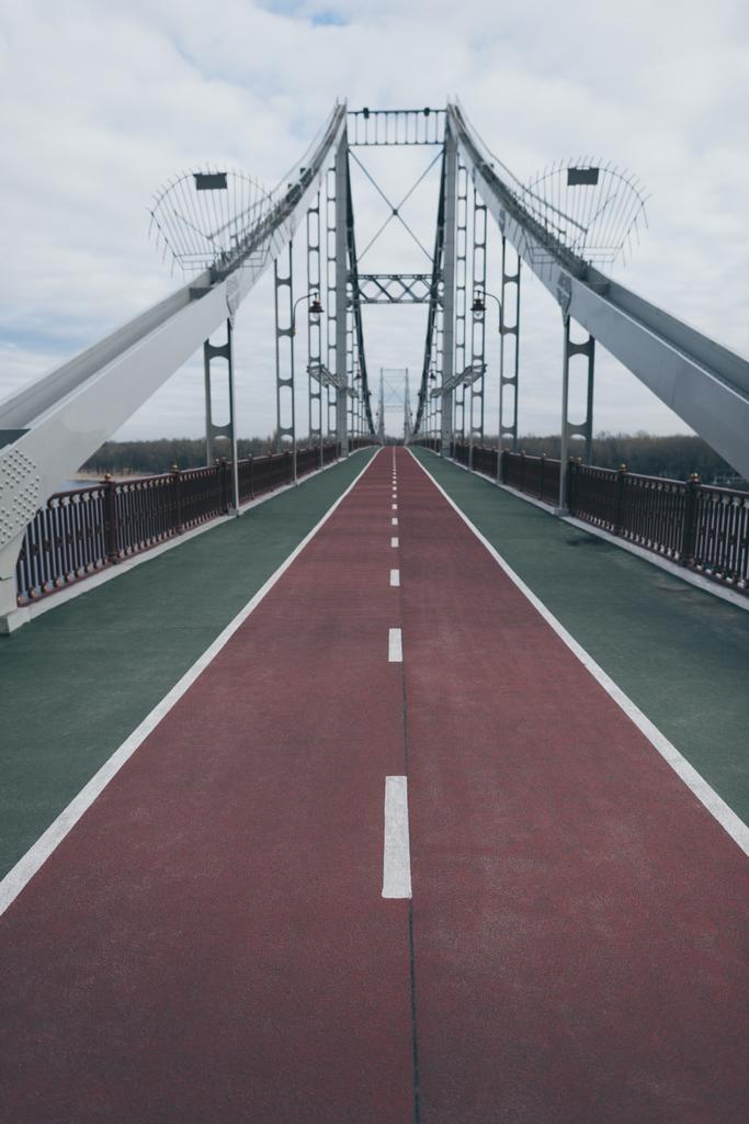 пустой пешеходный мост в пасмурный осенний день
 - Фото, изображение