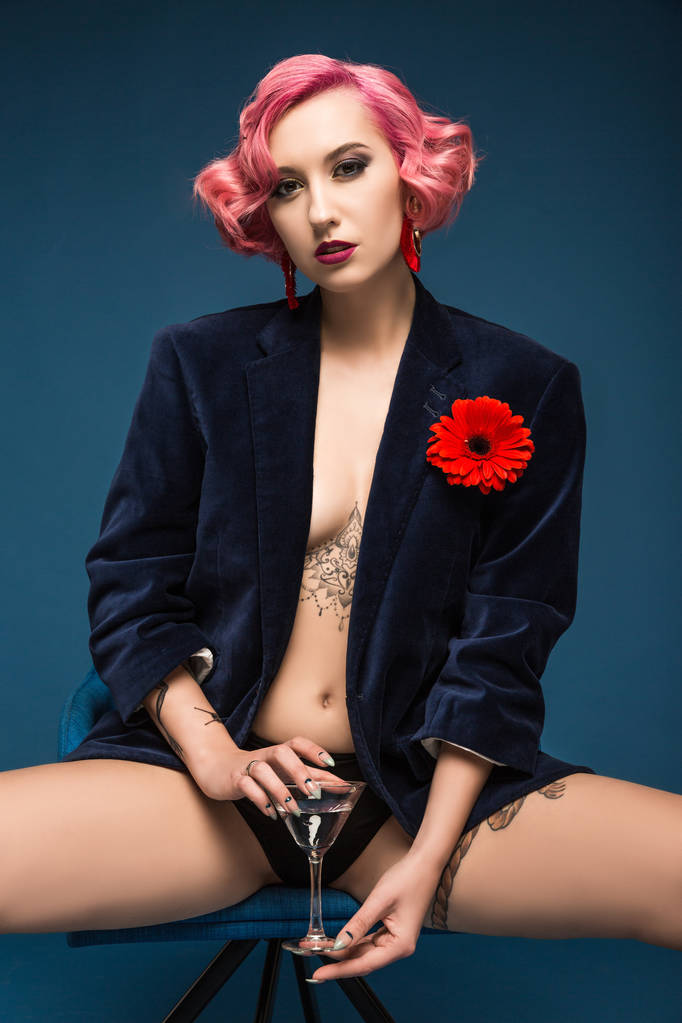 sexy tatuado pin up menina no casaco com boutonniere e vinho infront de fundo azul
 - Foto, Imagem