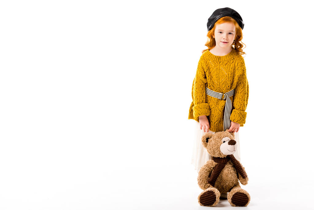 Kızıl saçlı çocuk oyuncak ayı beyaz izole ile ayakta - Fotoğraf, Görsel