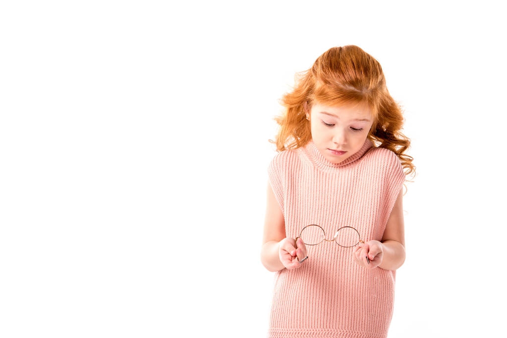 руда дитина дивиться на окуляри в руках ізольовані на білому
 - Фото, зображення