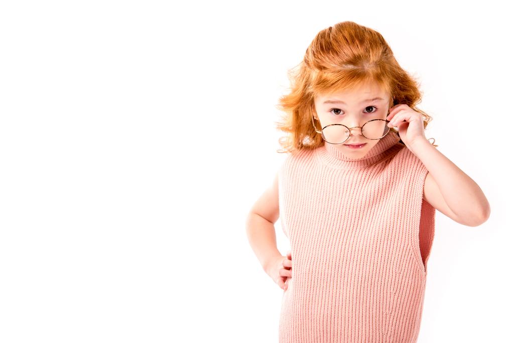 capelli rossi bambino guardando sopra gli occhiali isolati su bianco
 - Foto, immagini