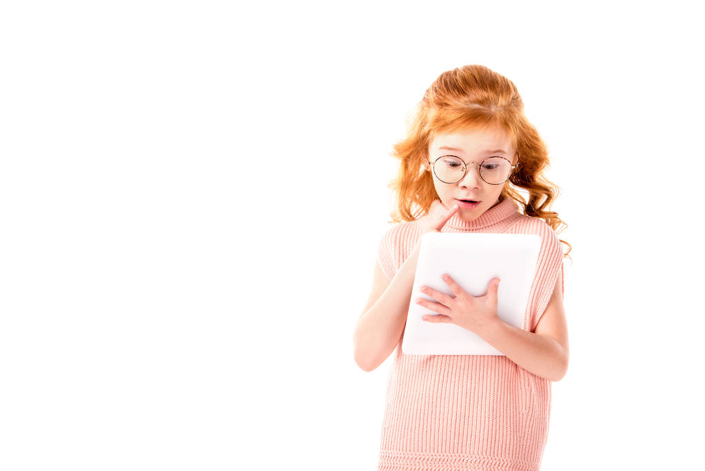 surpris rousse enfant regardant comprimé isolé sur blanc
 - Photo, image