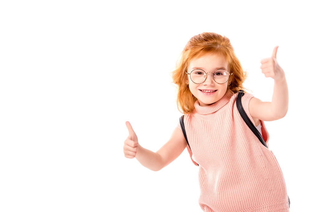 κόκκινα μαλλιά παιδί με σακίδιο δείχνει μπράβο απομονωθεί σε λευκό  - Φωτογραφία, εικόνα
