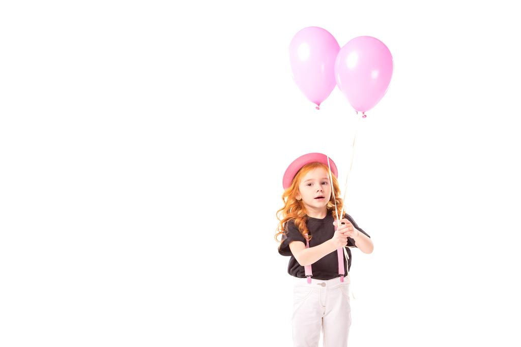 αξιολάτρευτο παιδί στέκεται με ροζ μπαλόνια που απομονώνονται σε λευκό - Φωτογραφία, εικόνα