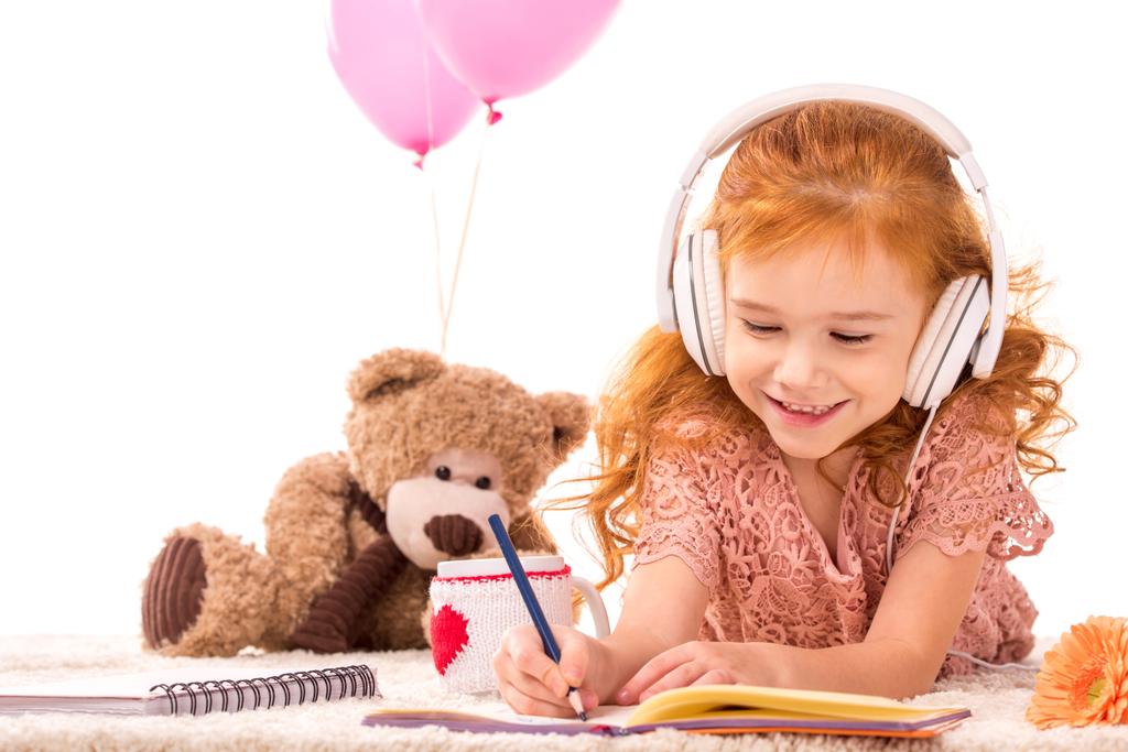enfant souriant dessin et écouter de la musique isolé sur blanc
 - Photo, image