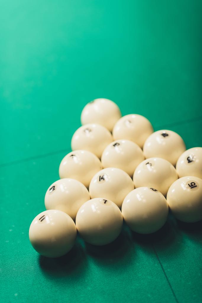 zielony stół hazardu z piłek, rosyjski basen - Zdjęcie, obraz