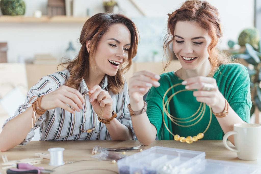 heureuses femmes excitées faisant des accessoires en atelier
 - Photo, image
