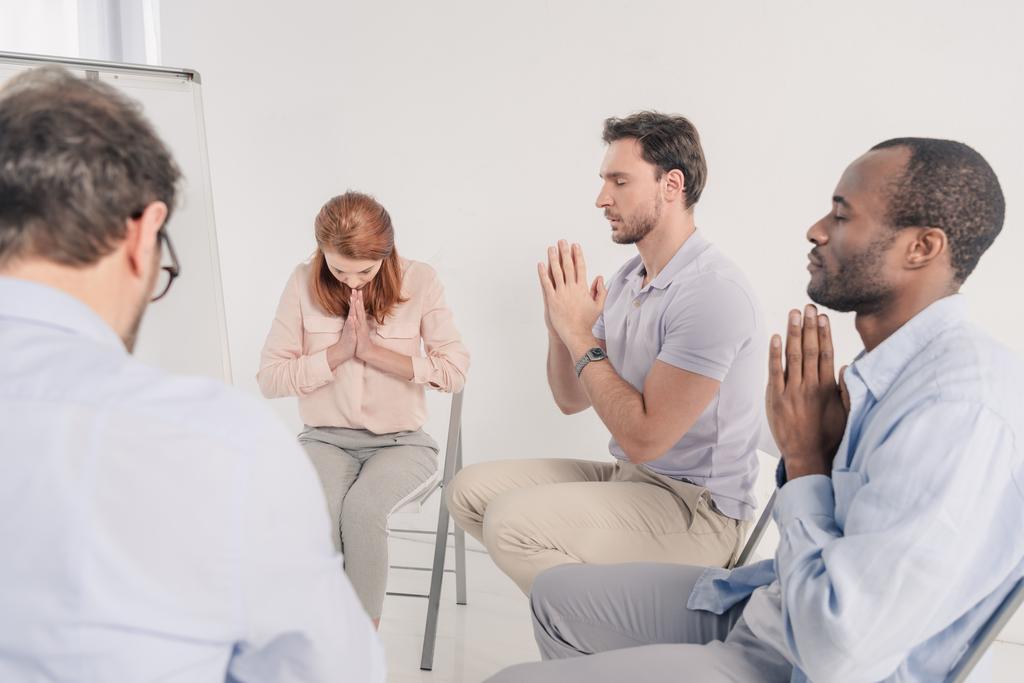 oříznuté shot skupina anonymous se modlí během terapie  - Fotografie, Obrázek