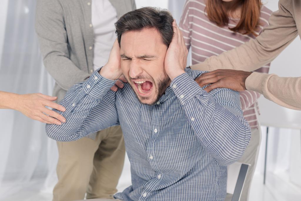 rajattu kuva ihmiset tukevat masentunut keski-ikäinen mies huutaa aikana ryhmäterapiaa
  - Valokuva, kuva