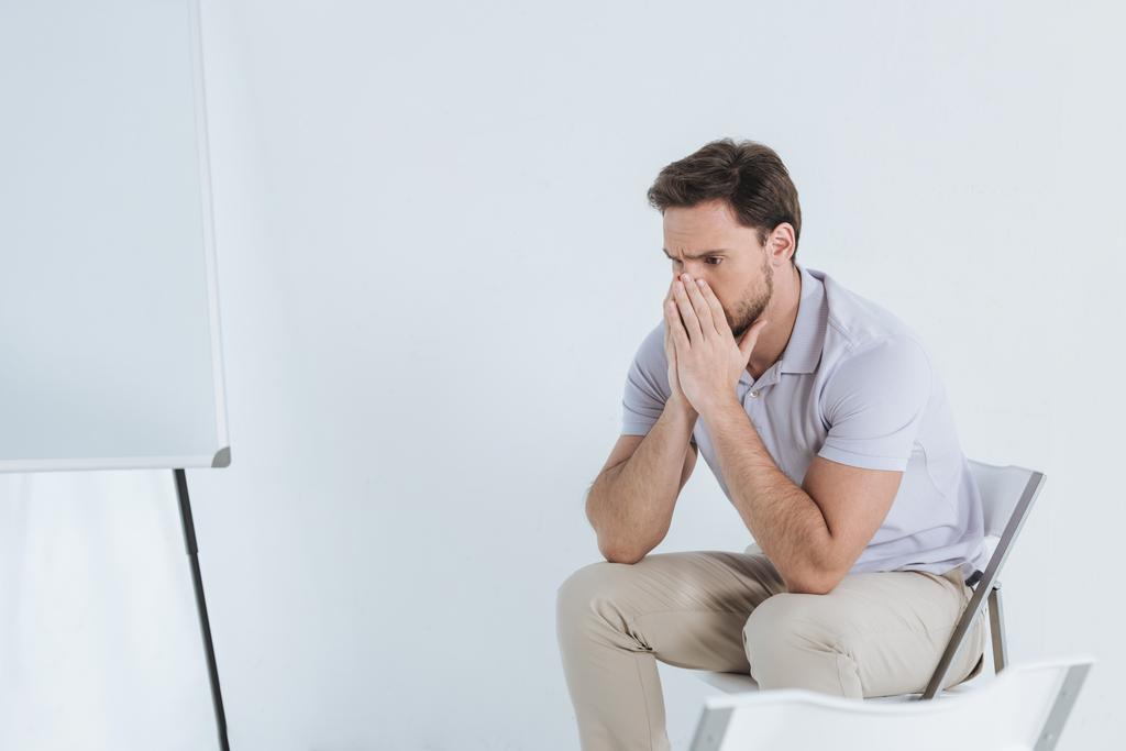 depresivní člověk seděl a koukal doma  - Fotografie, Obrázek