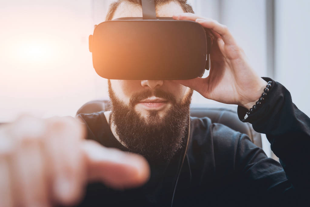 Mladý muž s vousy nosit virtuální realita brýle v kanceláři - Fotografie, Obrázek
