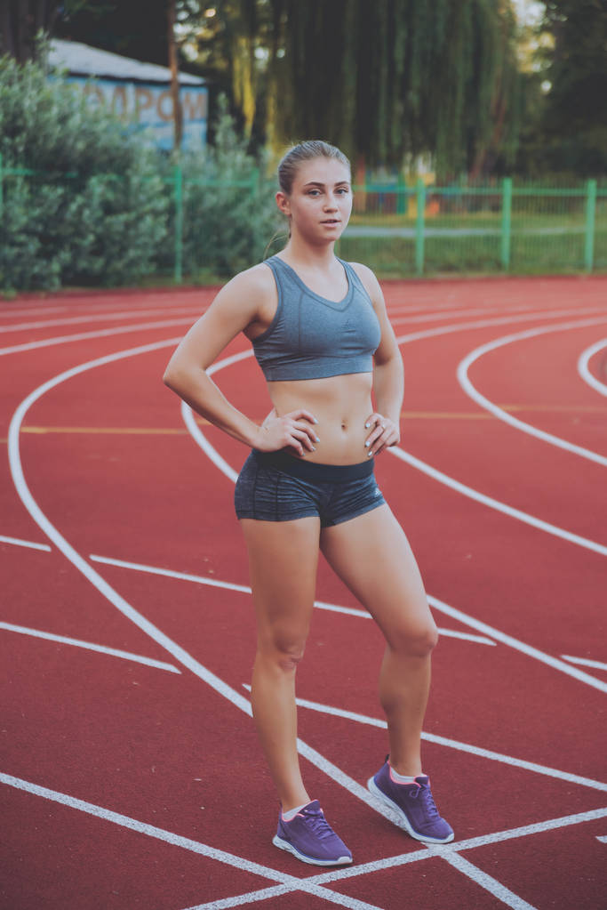 Юная спортсменка-каузазианка на легкоатлетическом стадионе
 - Фото, изображение