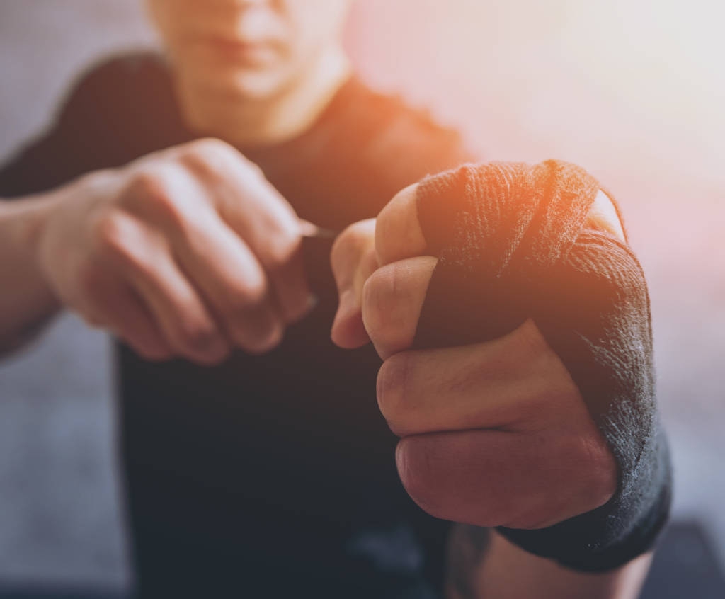 Bir sokak savaşçısı elastik bandaj ellerini koyar. - Fotoğraf, Görsel