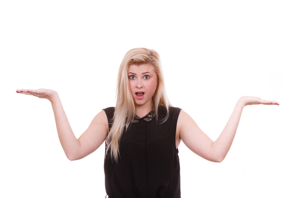 Femme blonde pointant avec les mains vers le copyspace
 - Photo, image