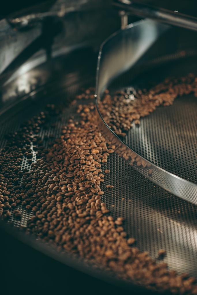 vista de cerca de granos de café tostado en la máquina
 - Foto, Imagen