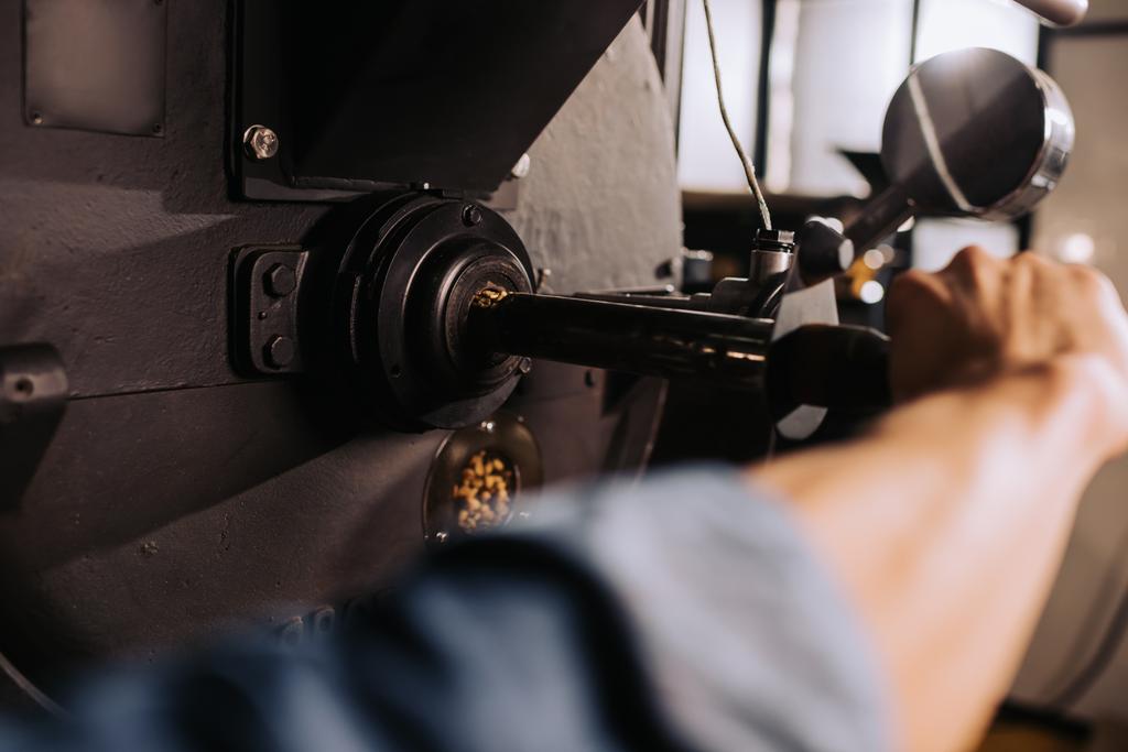 Μερική άποψη του καφέ roaster εργάζονται σε φρύξης μηχάνημα - Φωτογραφία, εικόνα
