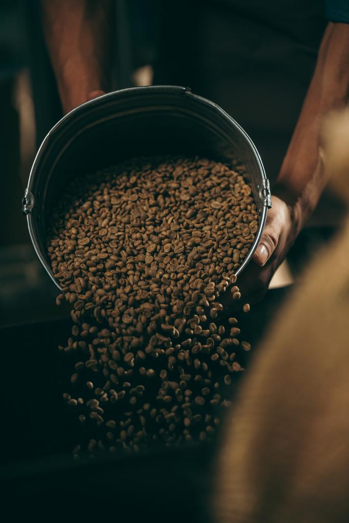 kahve kavurma makinesi kavurma içine kahve çekirdekleri dökme kısmi görünümünü - Fotoğraf, Görsel