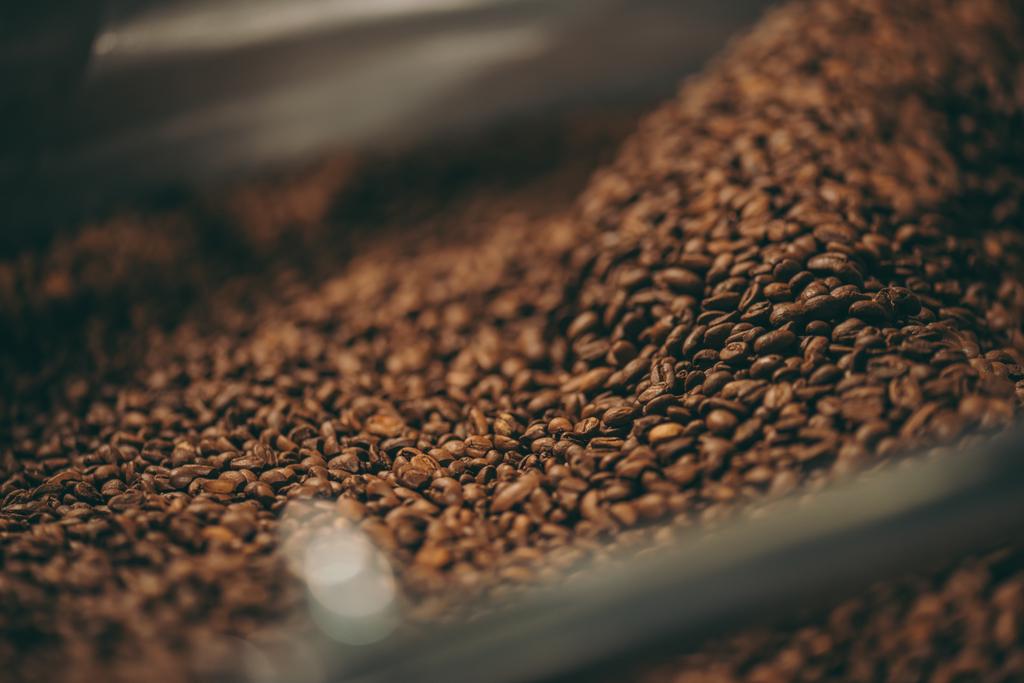 enfoque selectivo del proceso de tostado de granos de café
 - Foto, Imagen