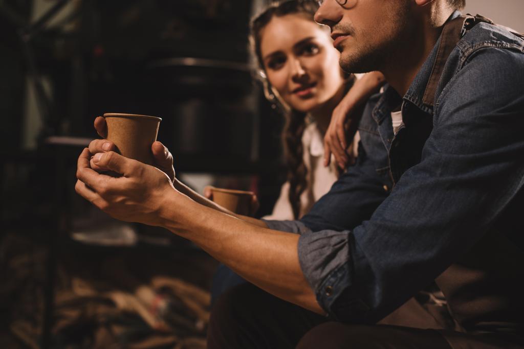 Teilansicht eines Paares mit Tassen Kaffee, das während der Arbeit im Café Pause macht - Foto, Bild