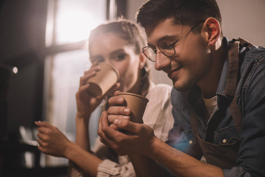 杯のコーヒーは、コーヒー ショップでの作業中に休憩を持っているカップルします。 - 写真・画像