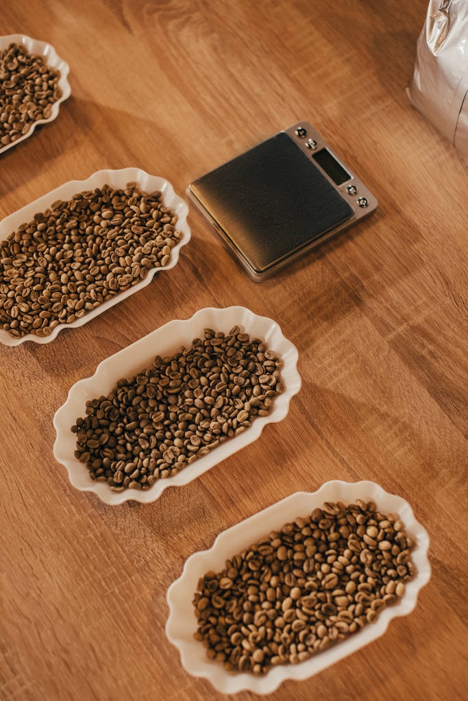 vue rapprochée des bols arrangés avec des grains de café pour la fonction alimentaire sur la table en bois
 - Photo, image