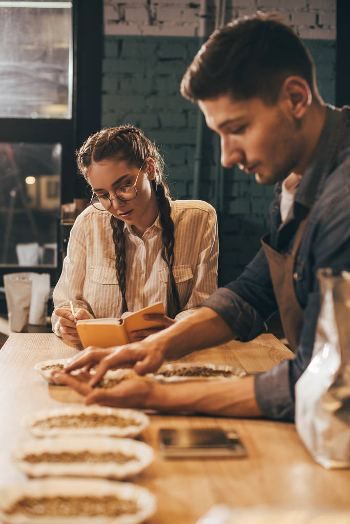 szelektív összpontosít a kávézóban dolgozók ellenőrzése a minőségi kávé kávé élelmiszer funkció során - Fotó, kép