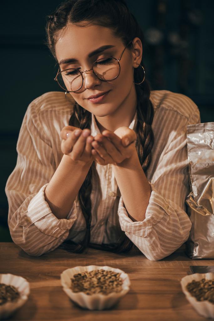 portrait de jeune femme tenant des grains de café dans les mains
 - Photo, image