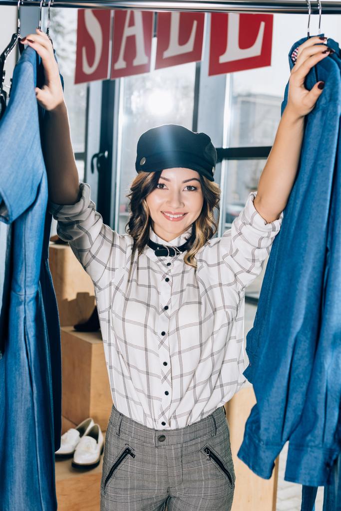 jonge vrouw in kledingwinkel glimlachend op goedkeuring dag - Foto, afbeelding
