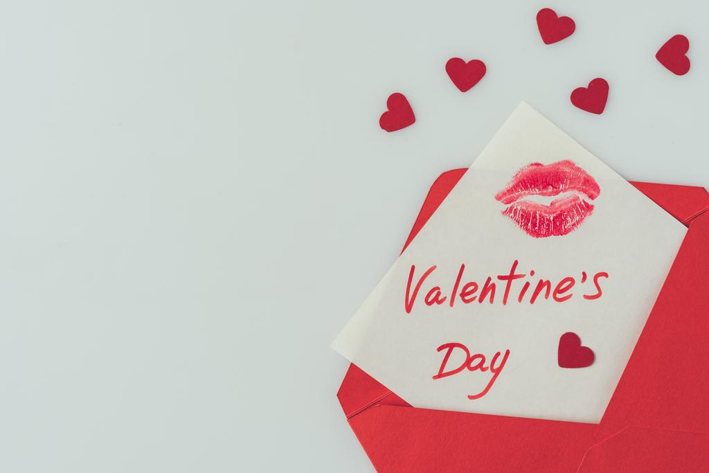 Draufsicht von glücklichen Valentinstag Postkarte mit Lippen Druck in Umschlag isoliert auf weiß - Foto, Bild