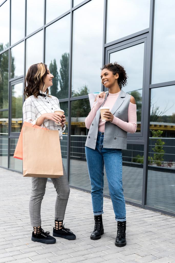 belles jeunes femmes avec sacs à provisions et café pour aller à l'extérieur
 - Photo, image