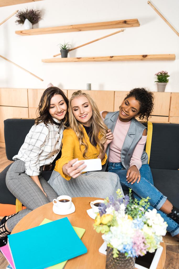 Gruppe glücklicher junger Freundinnen macht Selfie im Café - Foto, Bild