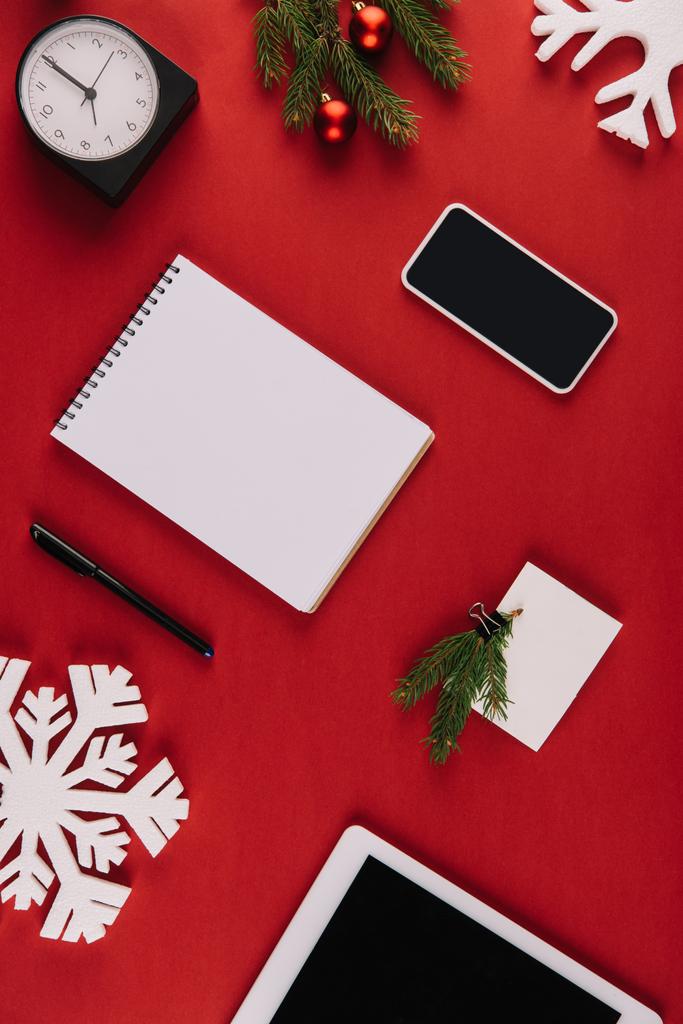 tasainen makasi toimistotarvikkeet, koriste lumihiutale ja joulu lelut eristetty punainen
 - Valokuva, kuva