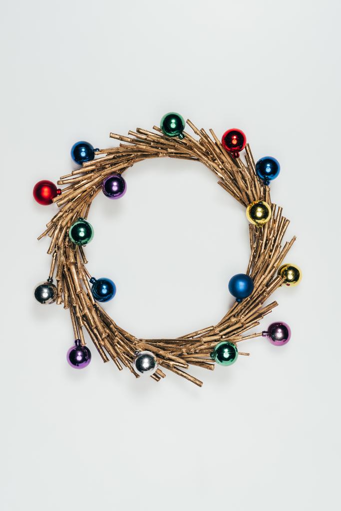 vista superior de la corona de Navidad con coloridas bolas de Navidad decorativas aisladas en blanco
 - Foto, Imagen