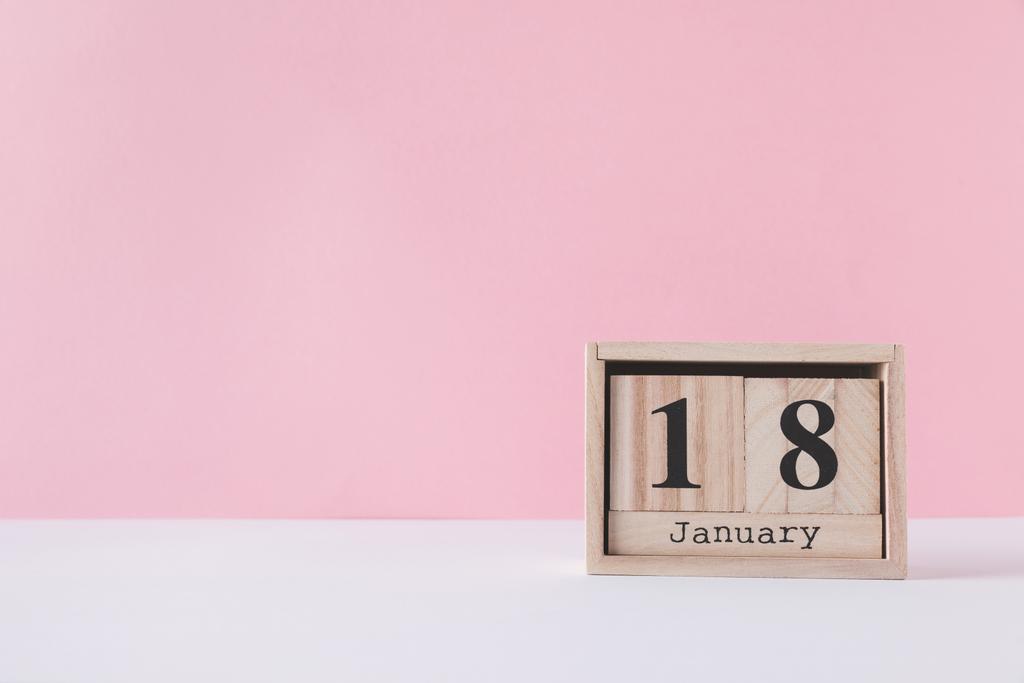vista ravvicinata del calendario in legno isolato sul rosa
 - Foto, immagini
