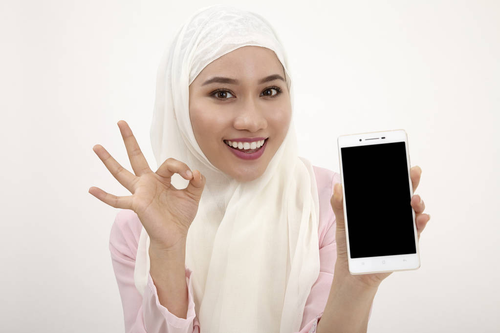 mulher asiática com smartphone mostrando ok sinal
  - Foto, Imagem
