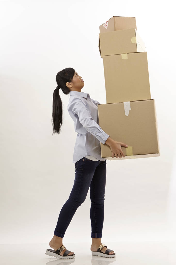 mujer asiática llevando pila de cajas
 - Foto, imagen