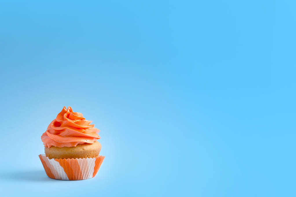 Delizioso cupcake su sfondo di colore
 - Foto, immagini