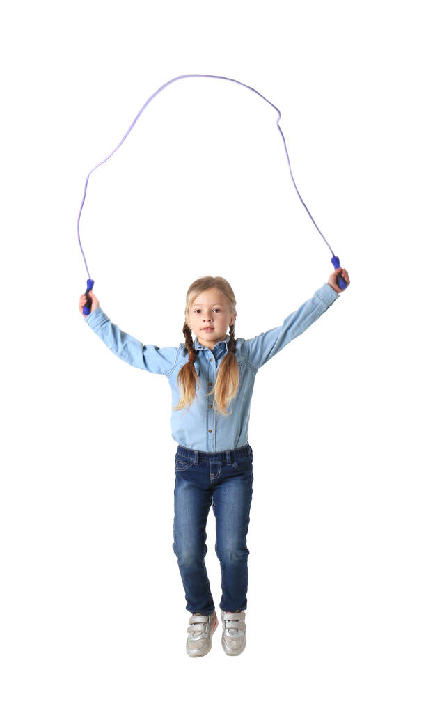 Linda niña jugando con la cuerda saltando sobre fondo blanco
 - Foto, Imagen