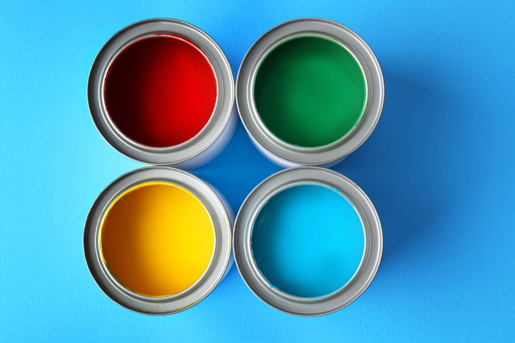 Bunte Farbe in Blechdosen auf farbigem Hintergrund, Draufsicht - Foto, Bild