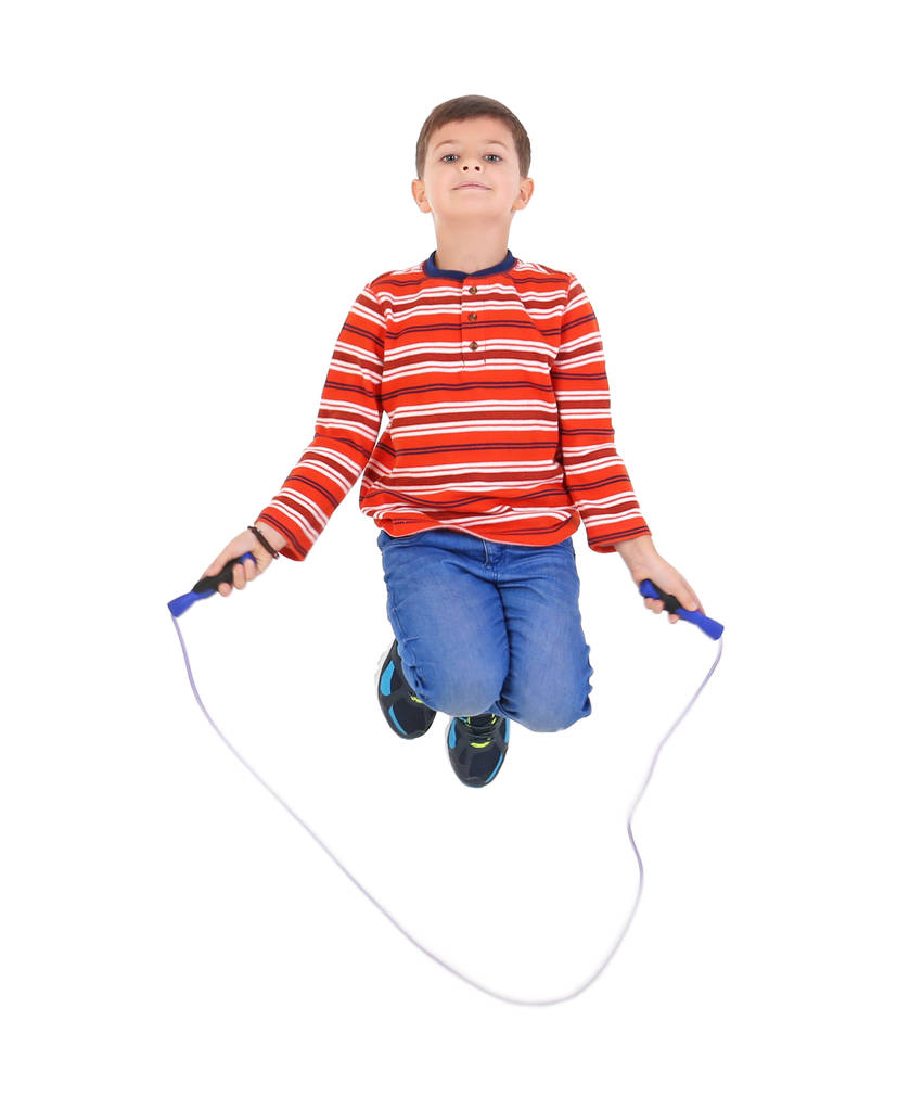 Petit garçon mignon jouant avec corde sautante sur fond blanc
 - Photo, image
