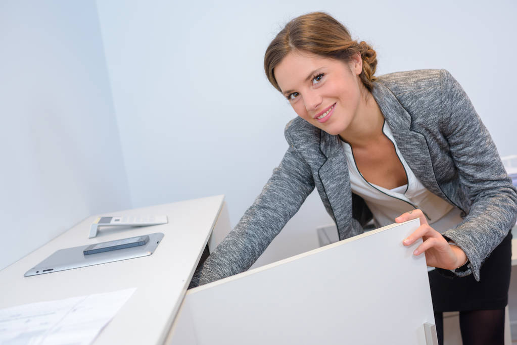 mujer de negocios en busca de documento en armario
 - Foto, Imagen