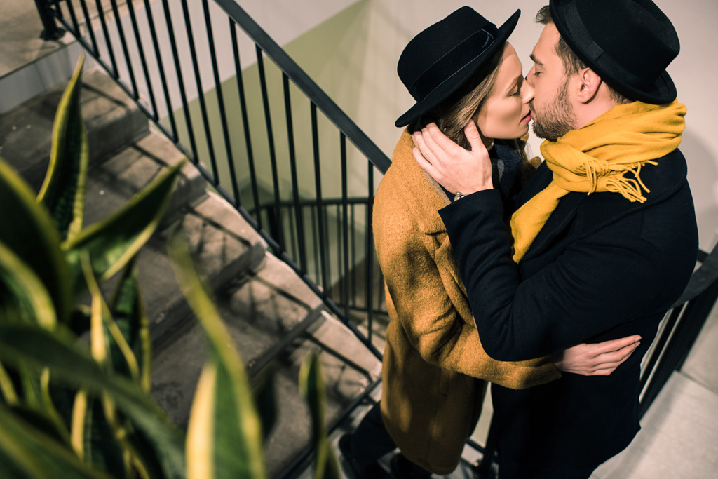 giovane coppia attraente baciare sulle scale
 - Foto, immagini