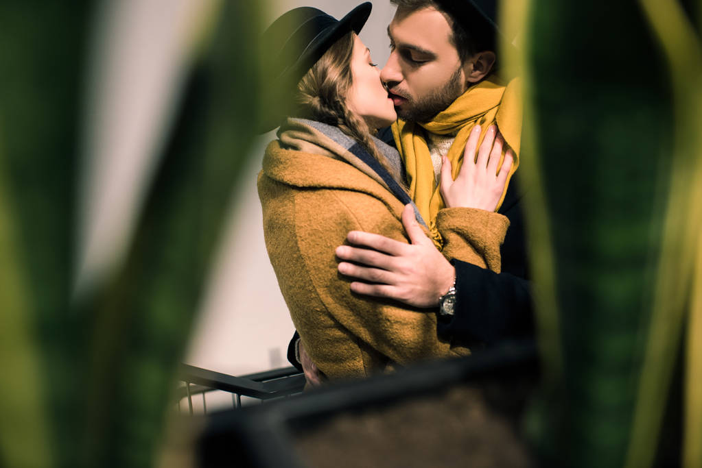 sonbahar kıyafeti öpüşme genç çekici çift - Fotoğraf, Görsel
