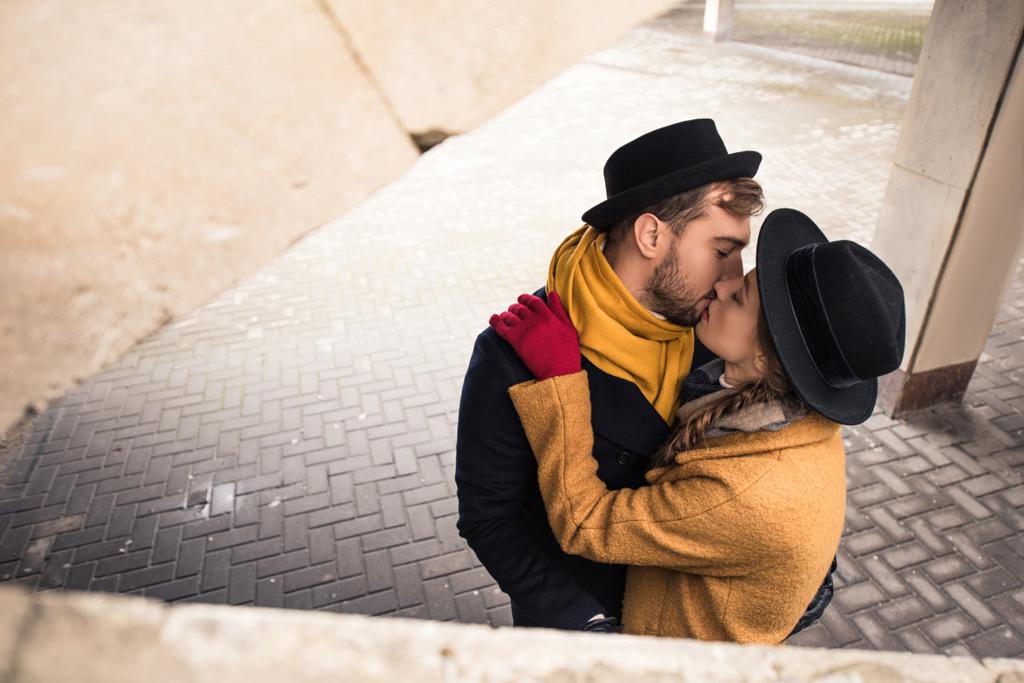 όμορφη νέος φιλιά ζευγάρι στο ντύσιμο φθινόπωρο  - Φωτογραφία, εικόνα