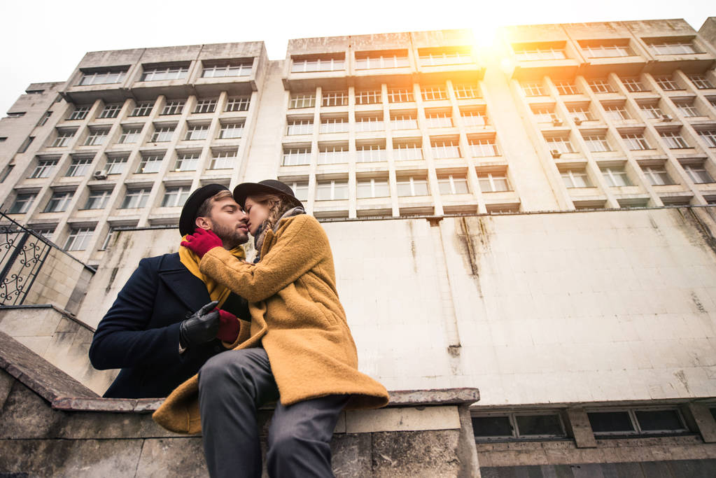 fröhlich attraktives junges Paar umarmt sich vor dem Gebäude - Foto, Bild