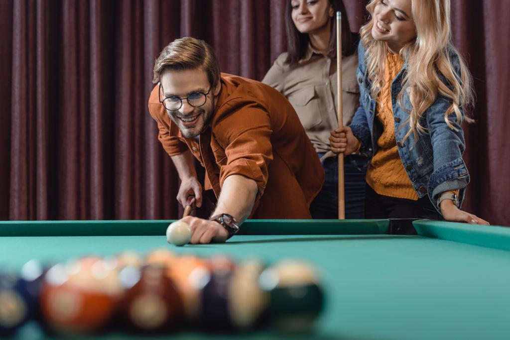 красивий чоловік грає в басейні в барі з дівчатами
 - Фото, зображення
