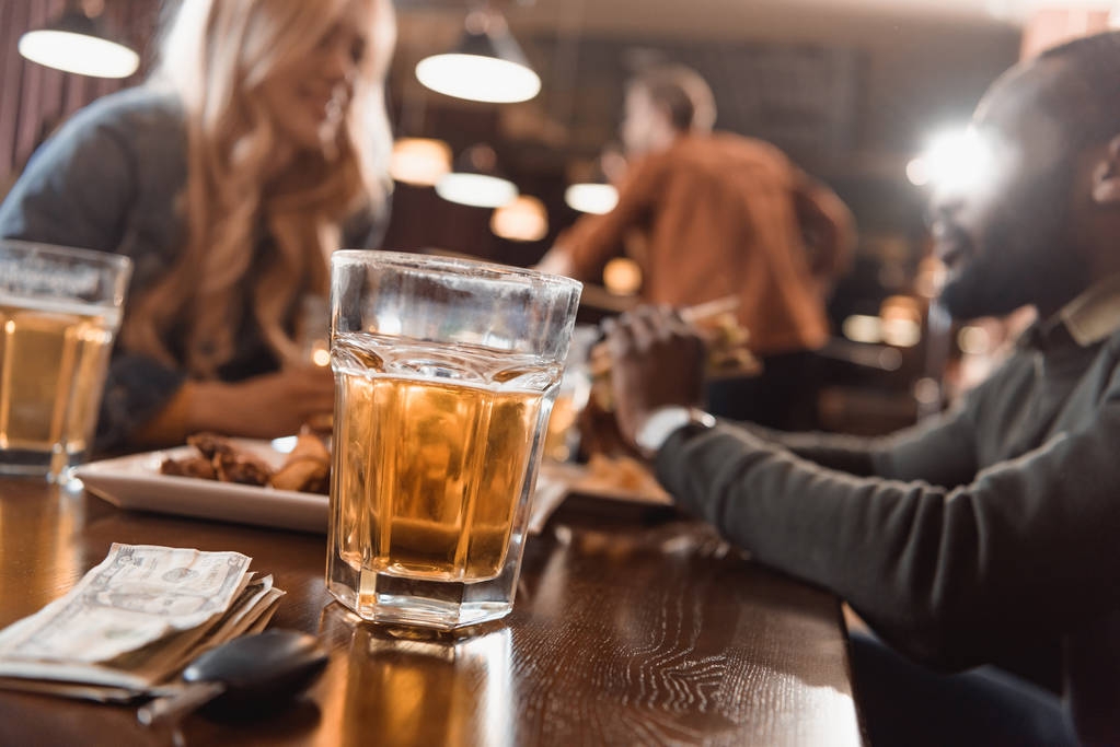 uomini e donne multietnici che mangiano e bevono al bar
 - Foto, immagini