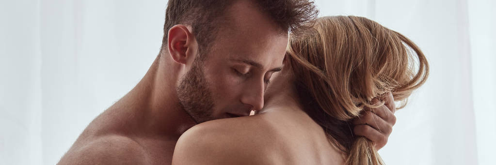 Hombre besando la clavícula de la mujer
 - Foto, Imagen
