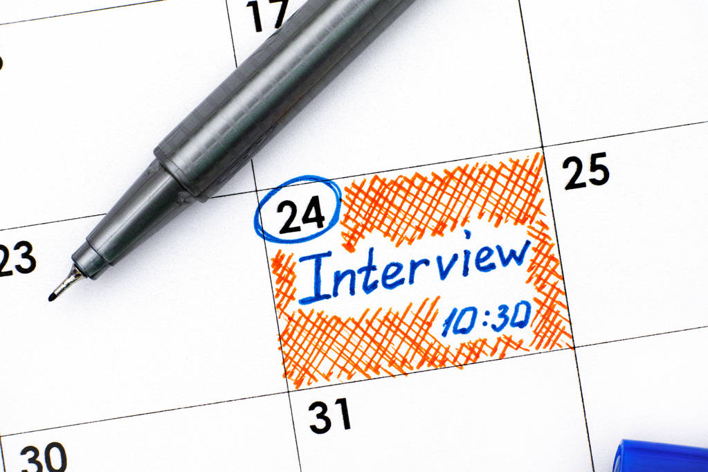 Lembrete Entrevista 10-30 no calendário com caneta
. - Foto, Imagem